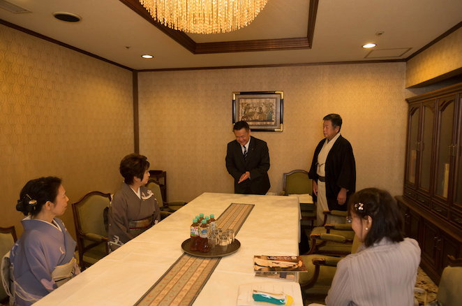 岩井友見さん取材中
