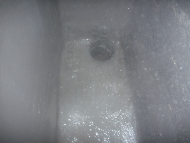 ベランダ排水口洗浄作業中