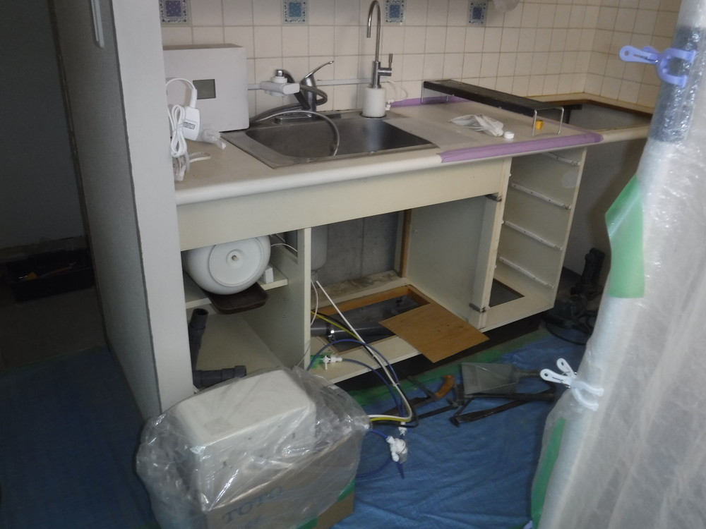 【施工中 給水給湯管(キッチン側)】